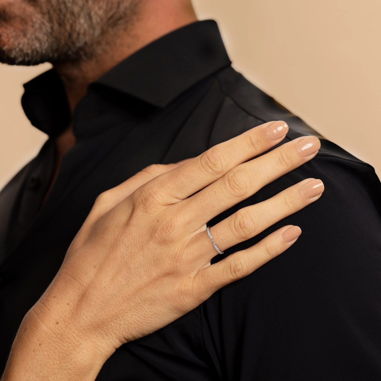 18K Gold Tapered Half Eternity Diamond Wedding Ring 2 18K Gold Tapered Half Eternity Diamond Wedding Ring - Afbeelding 2